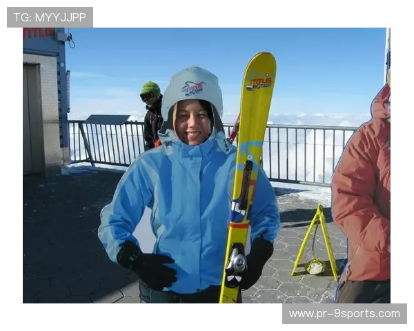 瑞士守门员戴滑雪镜上场,时尚感满分,瑞士足球守门员